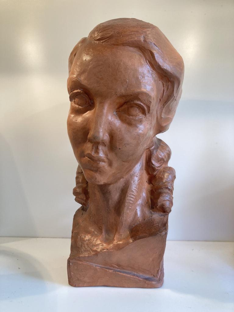 Koos Van der Kaaij Tête de femme en terre cuite, Enlèvement