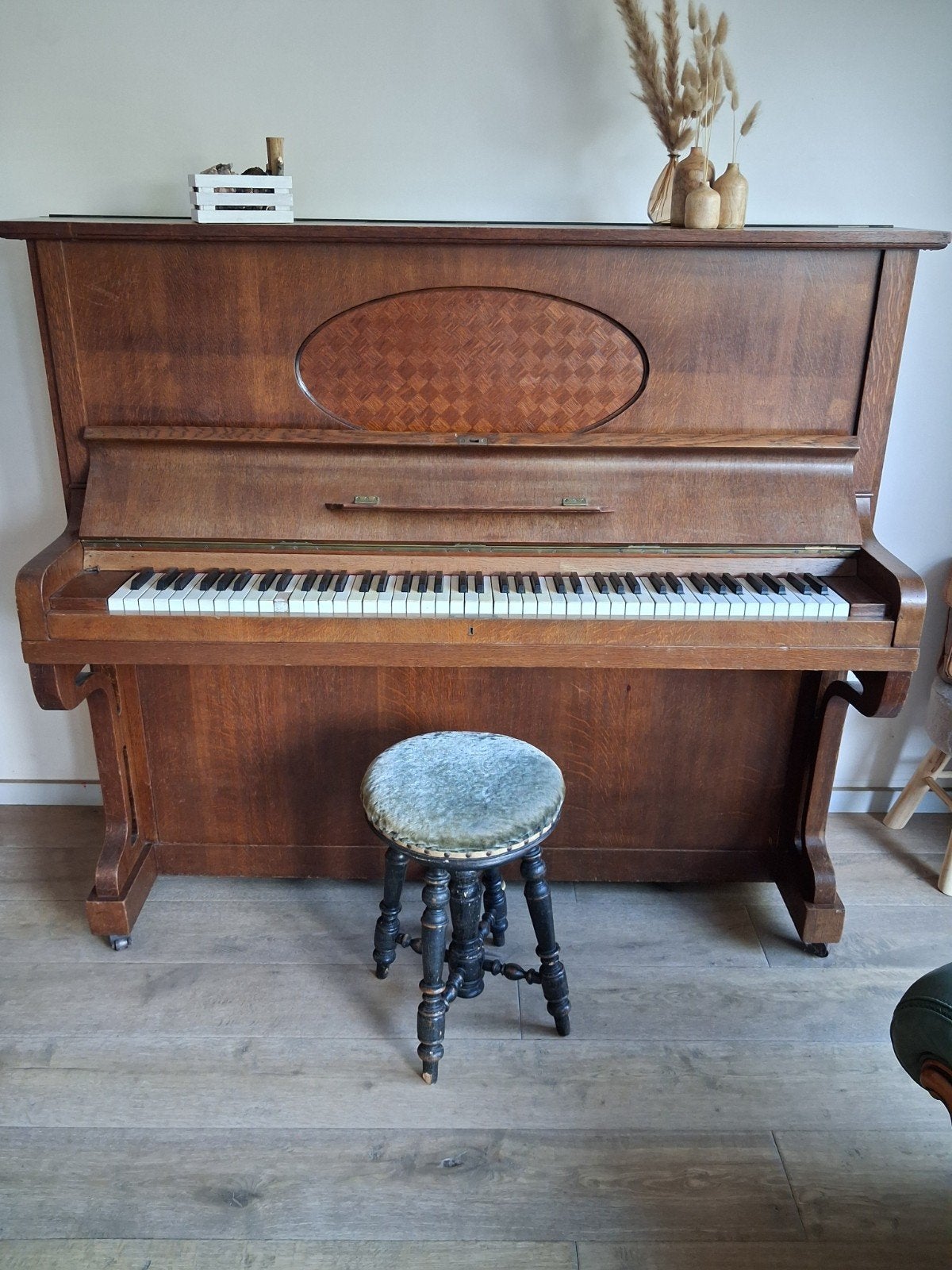 Mooie decoratieve piano en krukje, Ophalen, Gebruikt, Bruin, Piano