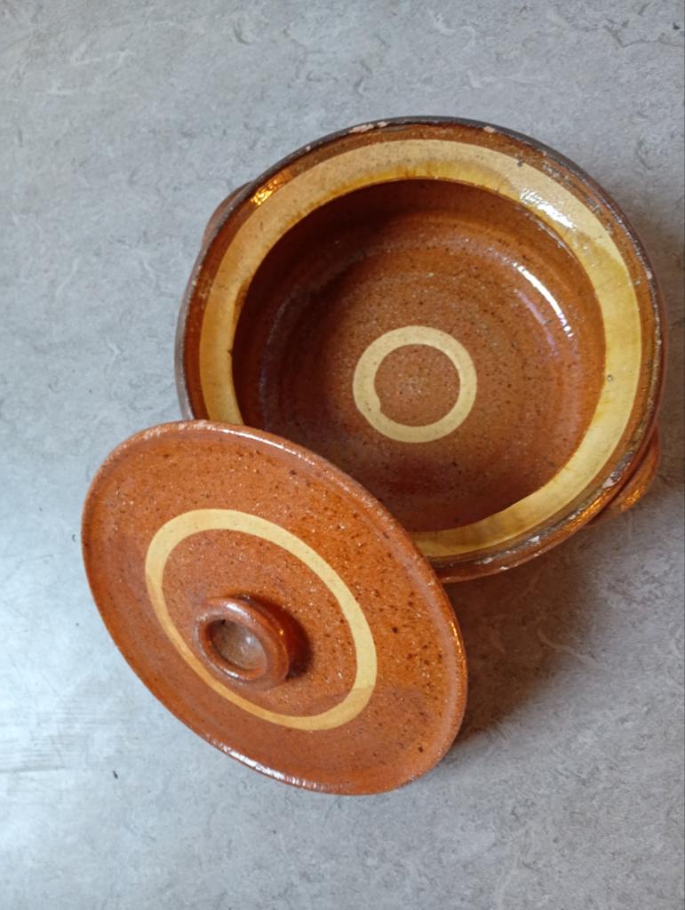Prachtig retro aardewerk kom. Diam. 20 CM, bruin, met deksel, Ophalen, Vintage