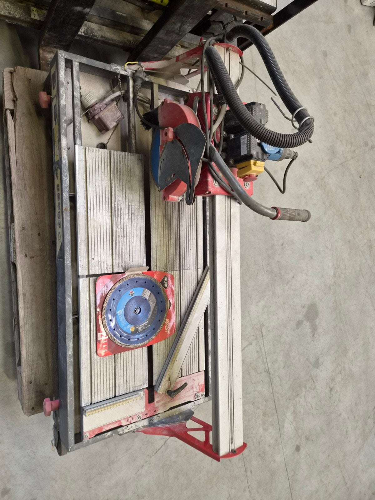 tegeldragers machine, Ophalen