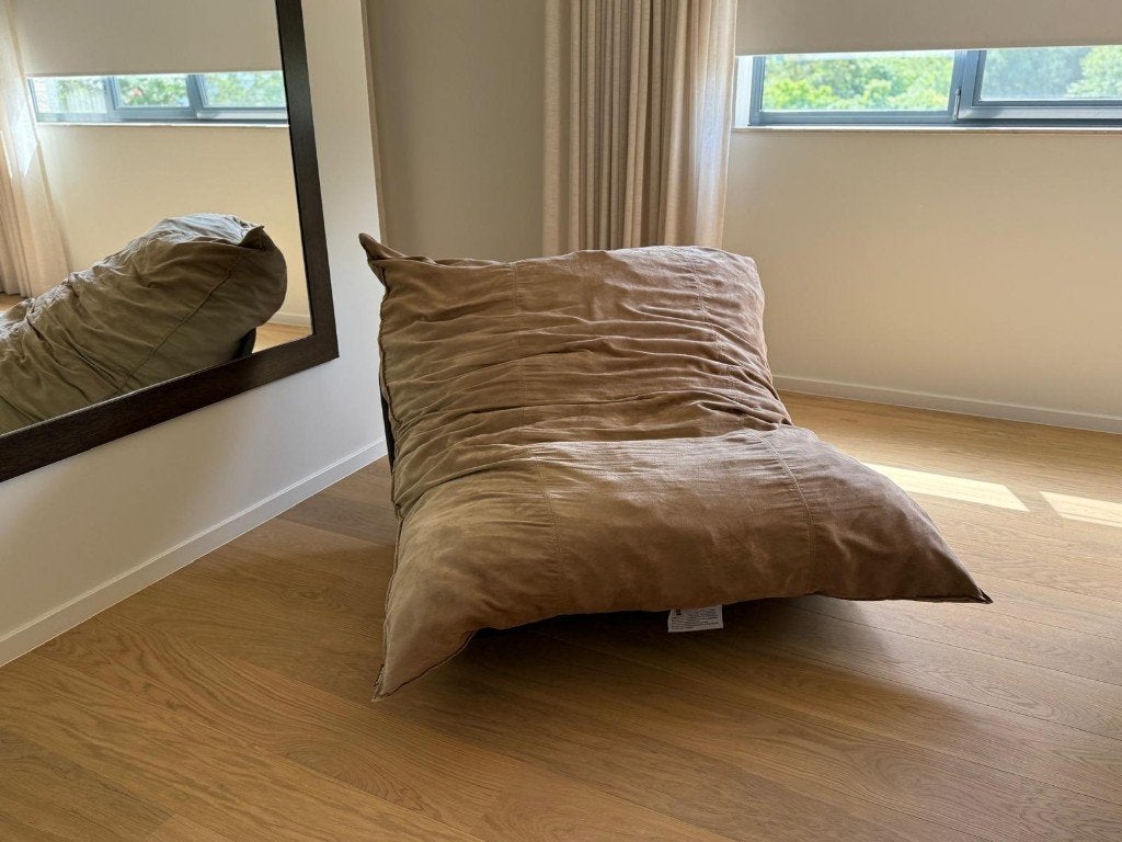 LoveSac beanbag - comfortabele schommelende zitzak in taupe, Maison & Meubles, Sièges-poires, Comme neuf, Pouf, Beige, Enlèvement