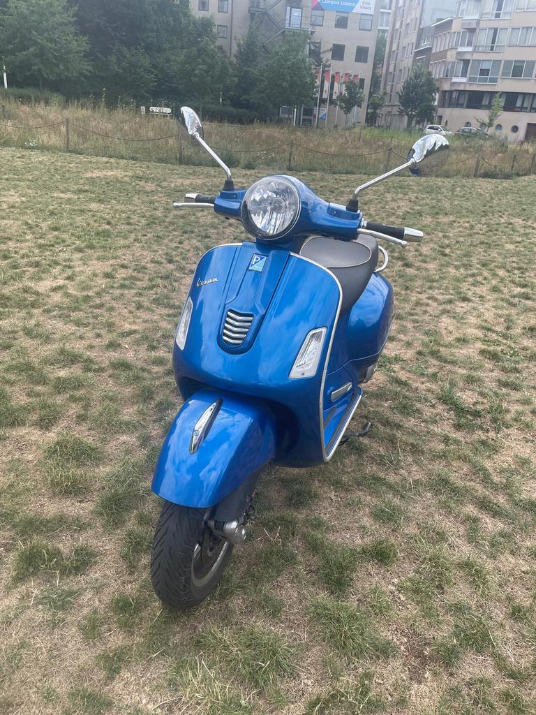 Vespa GTS 125 (2015) – Blauw – Slechts 1.600 km, Fietsen en Brommers, Ophalen, Overige modellen, Zo goed als nieuw