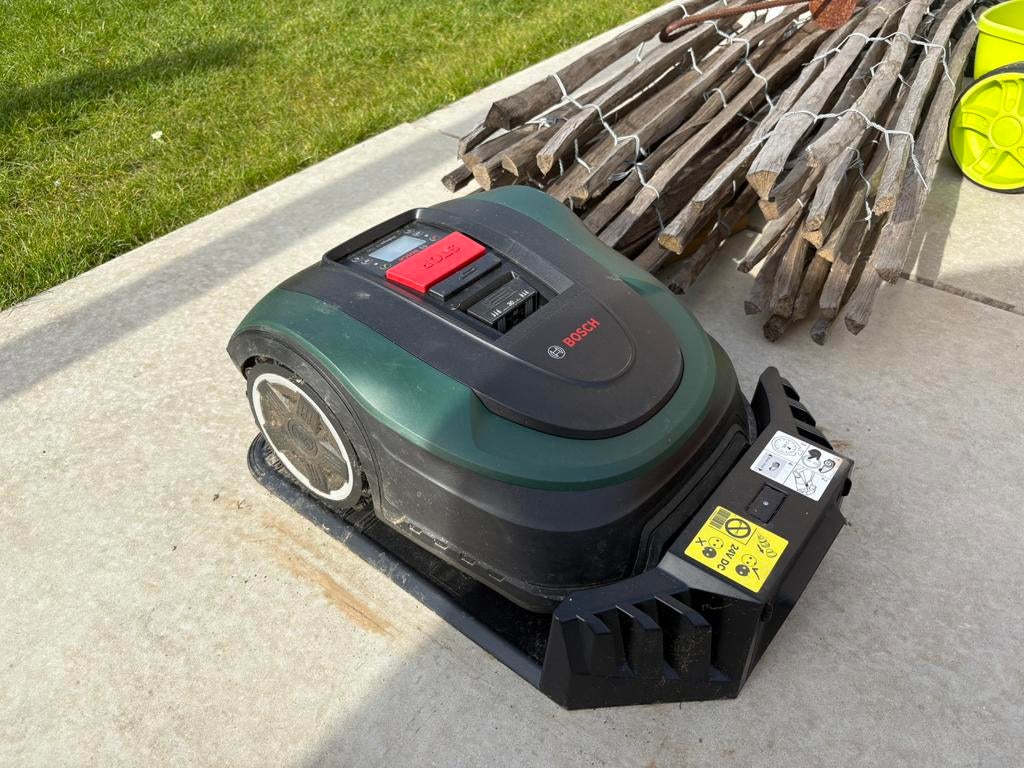 Robot tondeuse Bosch Indego M700, Jardin & Terrasse, Enlèvement ou Envoi, Utilisé, Moins de 20 cm