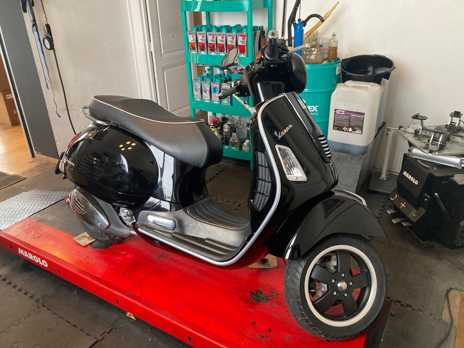 VESPA GTS 300 2011 5000KM ALS NIEUW VOOR 3950€, Motoren, Scooter, Particulier, Automaat, 1 cilinder