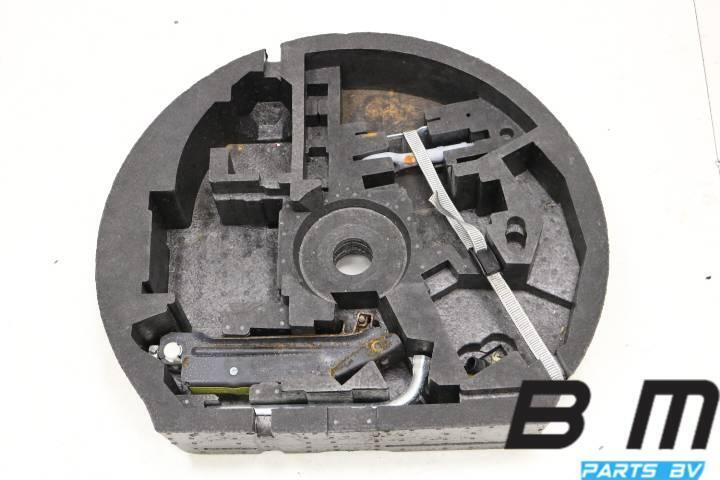 Gereedschaphouder met krik en gereedschap Volkswagen Golf 5, Autos : Pièces & Accessoires, Petit matériel, Utilisé