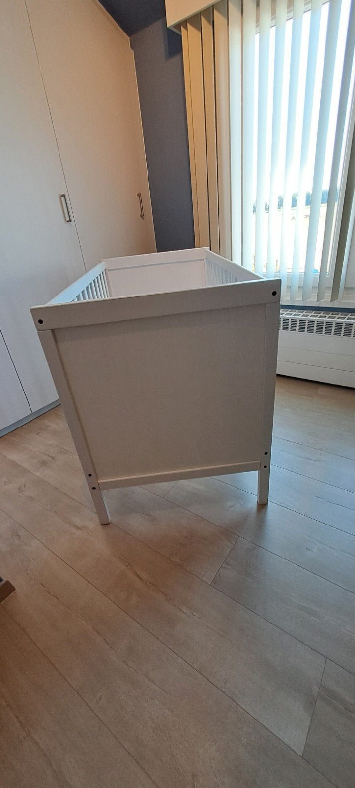 lit bébé blanc avec matelas et protège-matelas Aerosleep., Enfants & Bébés, Enlèvement, Comme neuf, Matelas