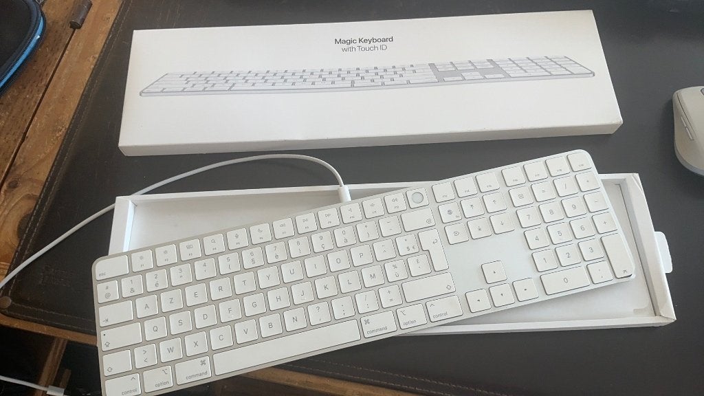 Apple Magic Keyboard + Touch ID +  numpadtoetsenbord AZERTY, Computers en Software, Touch ID, Gebruikt, Azerty, Ophalen of Verzenden