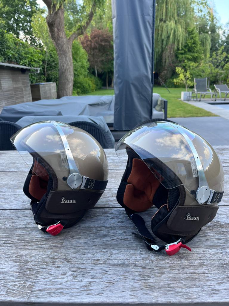 2 nieuwe Vespa helmen, Fietsen en Brommers, Brommerhelmen, Nieuw, Ophalen of Verzenden