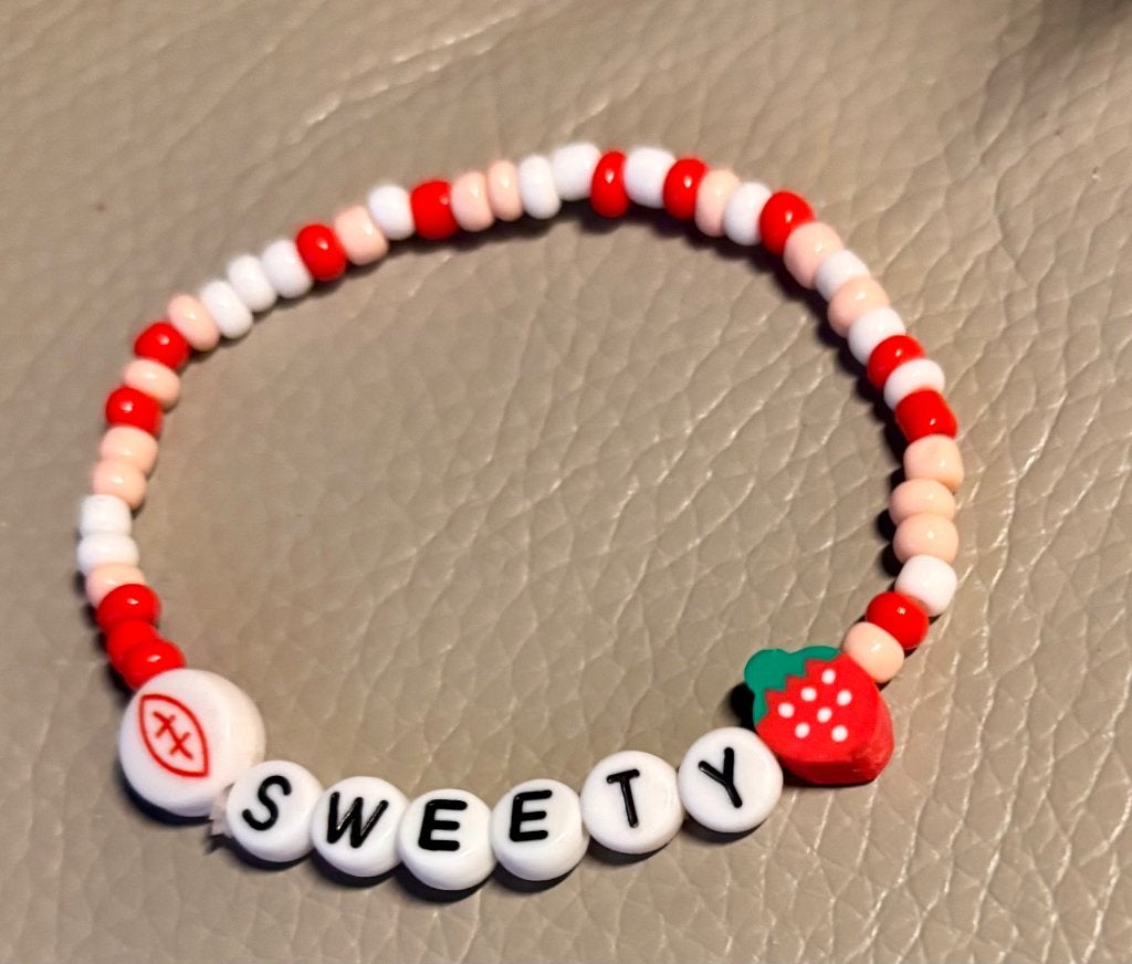 Bracelet Sweety, Bijoux, Sacs & Beauté, Enlèvement ou Envoi, Neuf, Rouge, Élastique