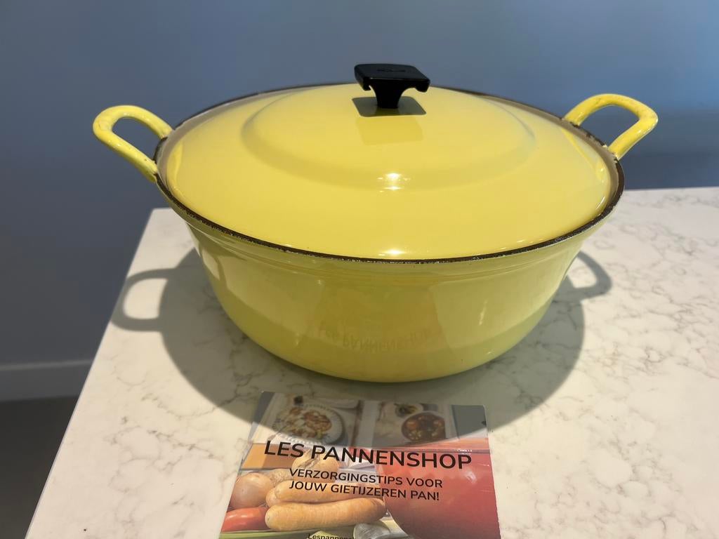 Le Creuset Faitout vintage 32 cm en jaune Elysées, Maison & Meubles, Cuisine | Casseroles & Poêles, Utilisé, Poêle à frire ou Sauteuse