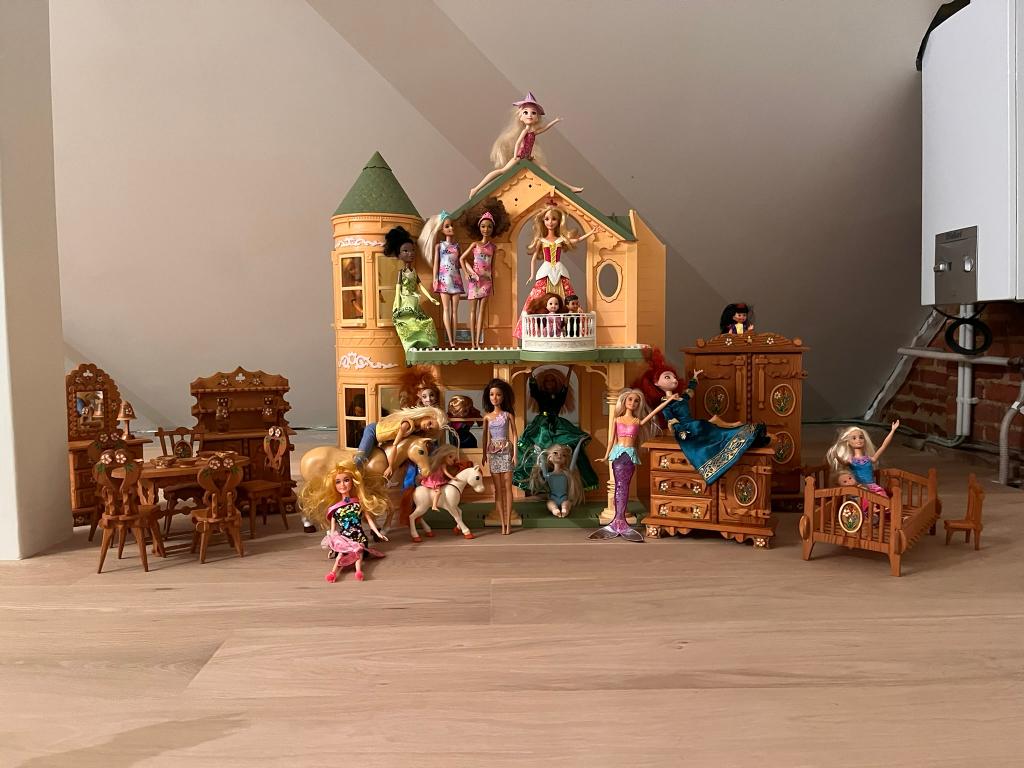Barbie huis, 20+ barbies, kleertjes en paarden, Ophalen, Gebruikt, Barbie