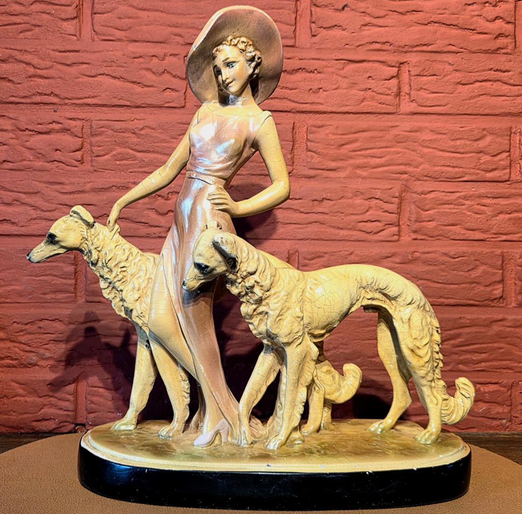 Statuette dame aux Lévriers art déco, Femme