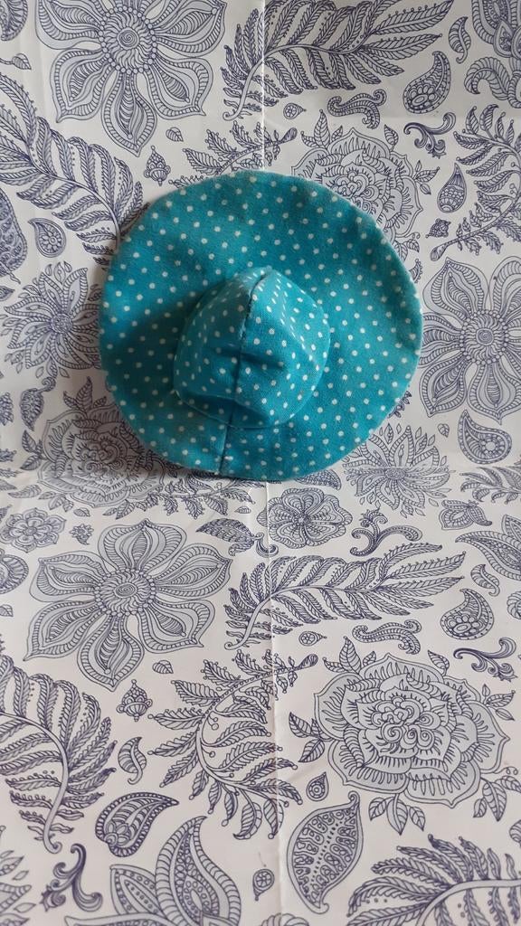 Vêtement vintage poupée barbie chapeau capeline, Collections, Poupées, Enlèvement ou Envoi, Poupée