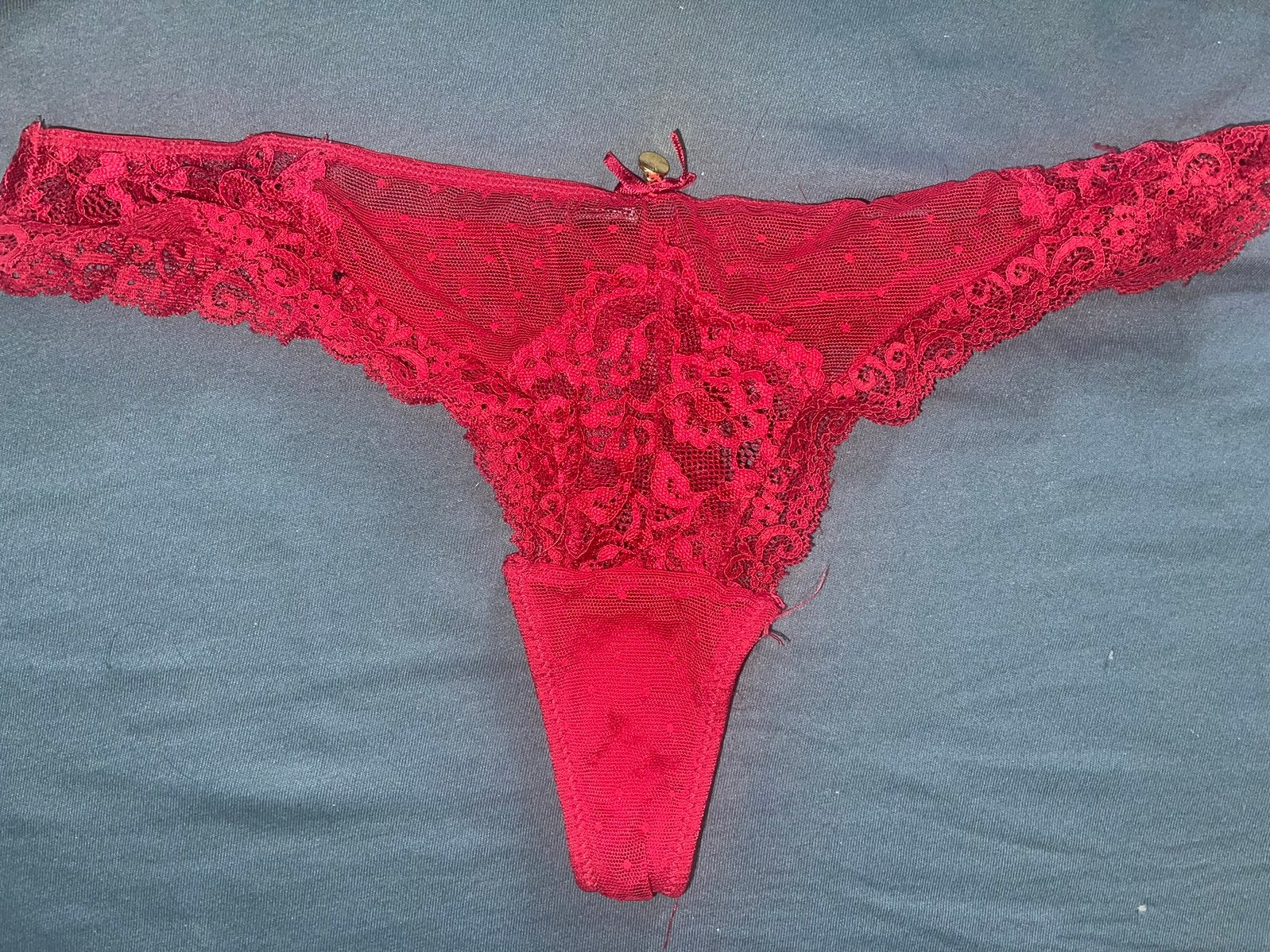 Rode string van kant, doorschijnend met strikje, Vêtements | Femmes, Sous-vêtements & Lingerie, Enlèvement ou Envoi, Rouge, String