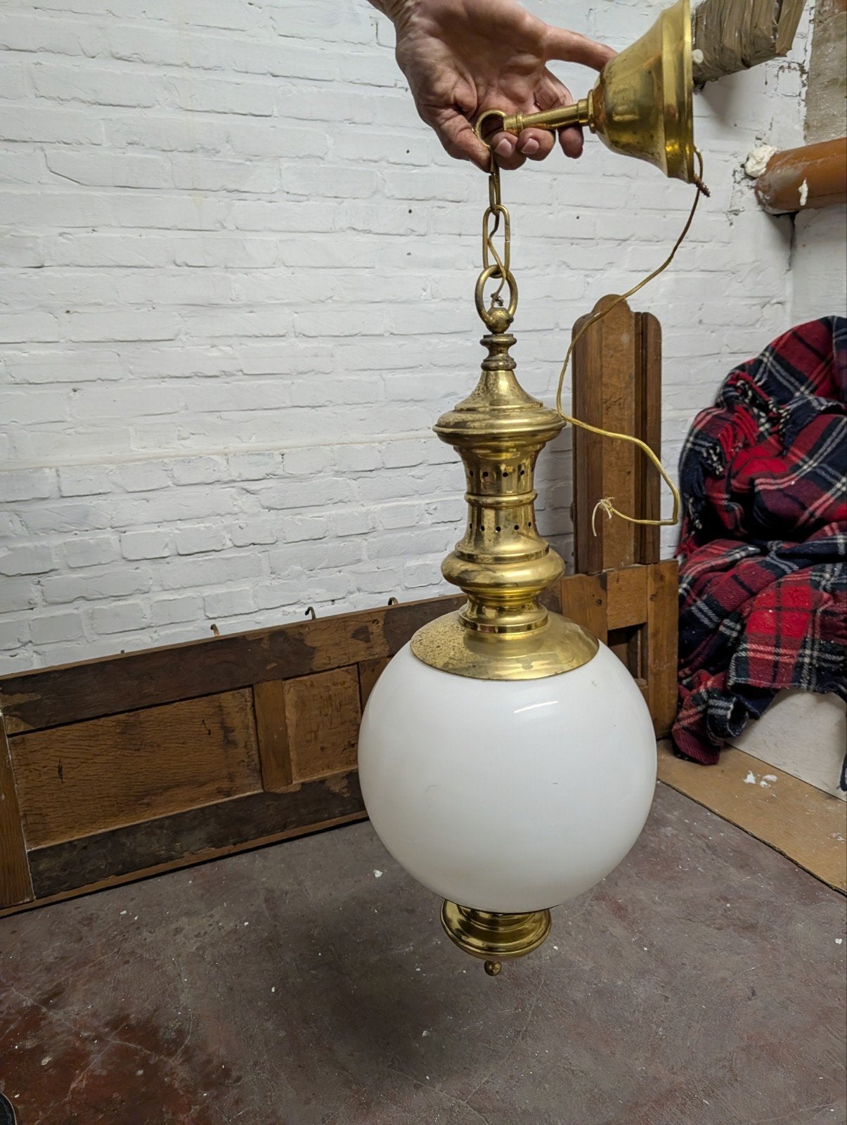Antieke bollamp met witte glazen bol en messing armatuur, Enlèvement