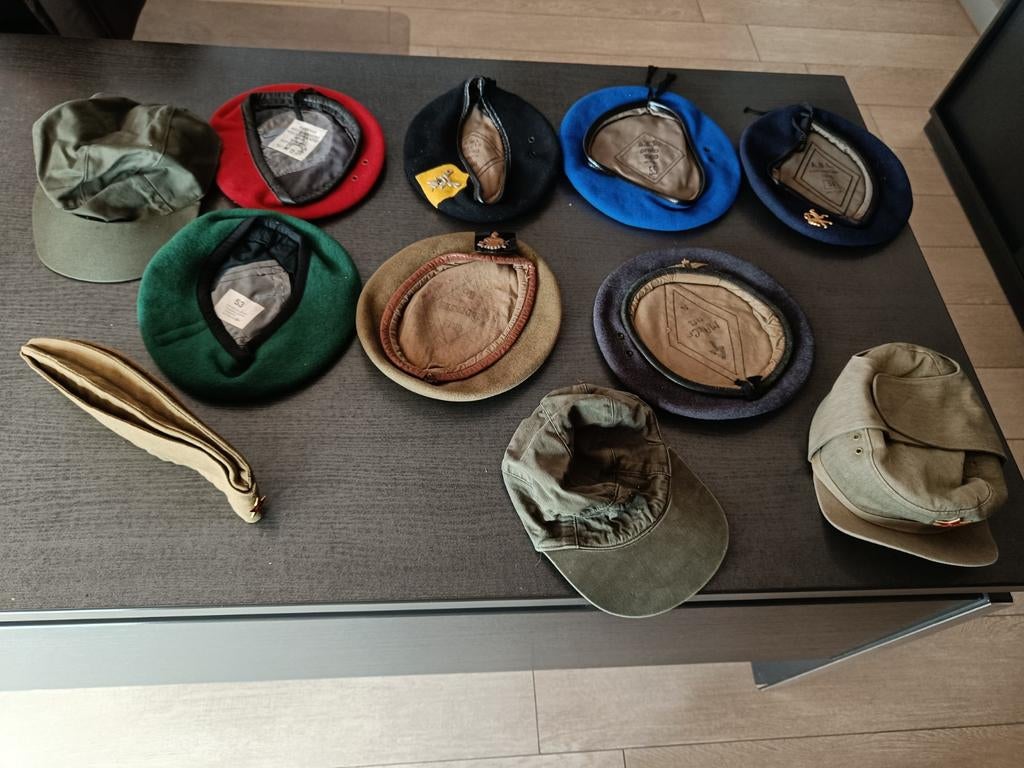 Verzameling leger baretten en petten ., Ophalen of Verzenden
