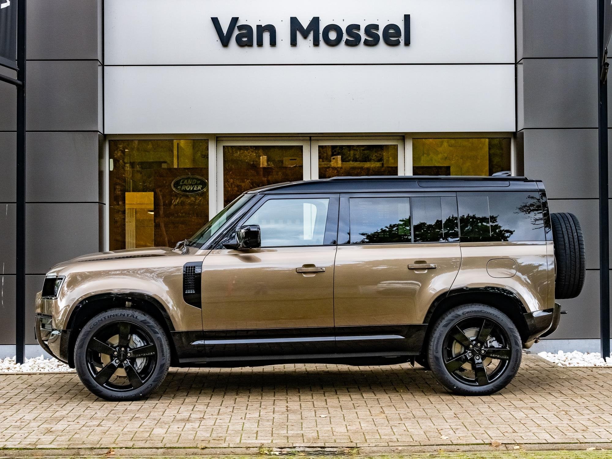 Land Rover Defender 110 P300e X-Dynamic HSE (bj 2026), Auto's, Automaat, Zwart, 300 pk, Bruin