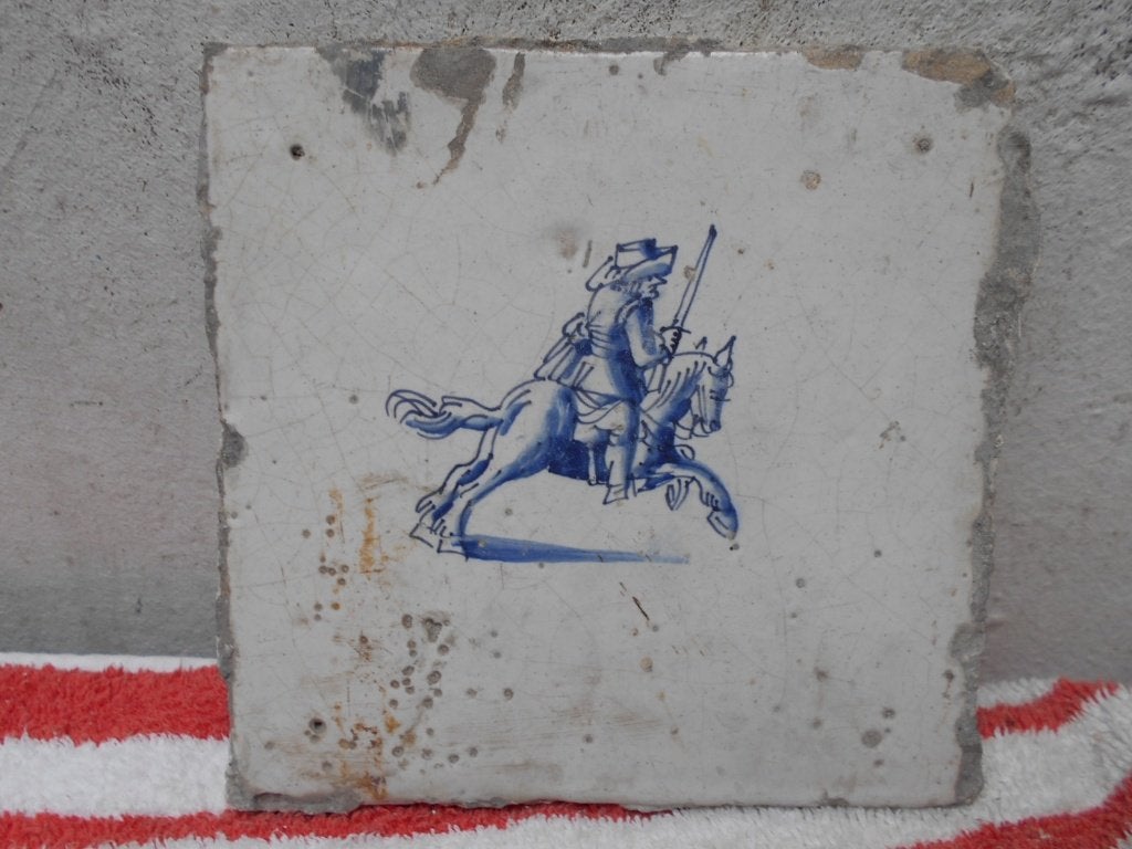 antieke DELFTSE tegel-soldaat te paard-17e eeuw, Antiek en Kunst, Ophalen of Verzenden