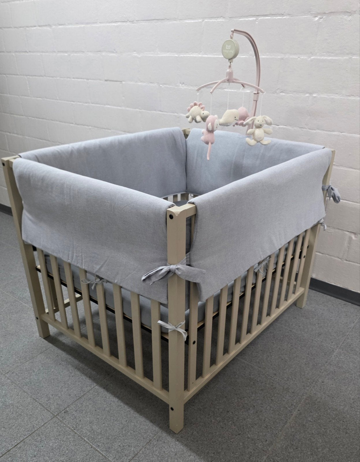 Bebies Babypark 'Sarah Clay'
75cmx95cm
Verstelbare bodem, Kinderen en Baby's, Babywiegjes en Ledikanten, Ophalen