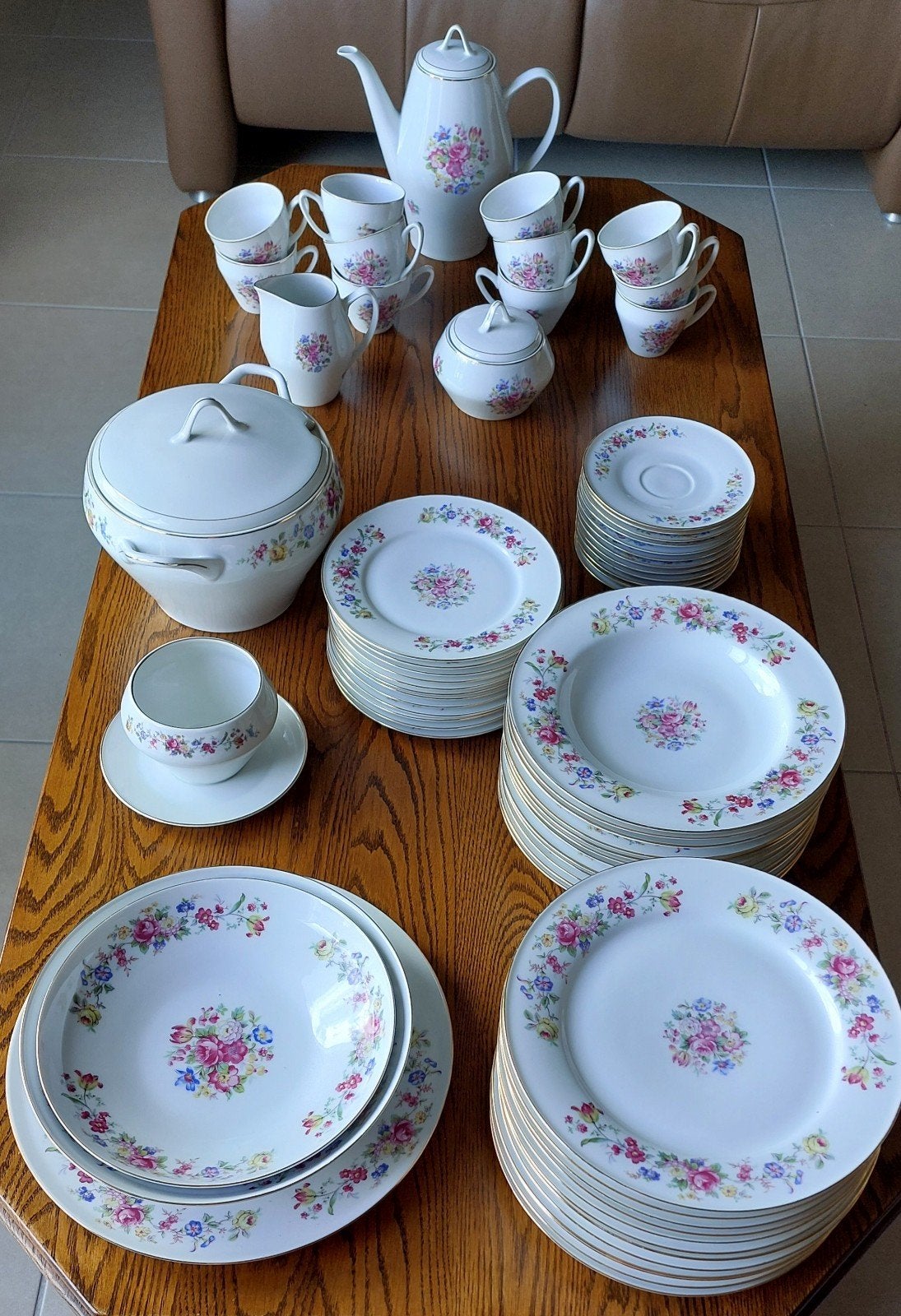 porseleinen eet en koffieservies 125€, Ophalen