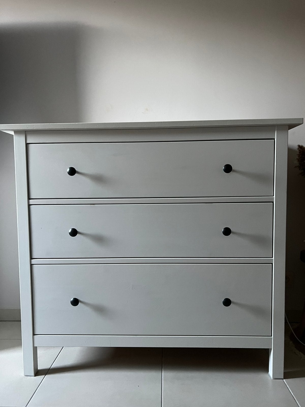 Commode en blanche en bois avec 3 tiroirs en bon état, 90 à 105 cm, Enlèvement, Utilisé, 50 à 70 cm