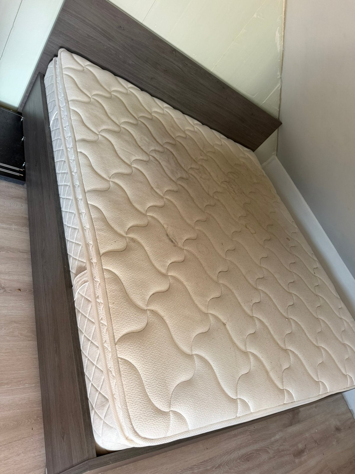 Bed 180cm en nachtkastje, Ophalen, Zo goed als nieuw