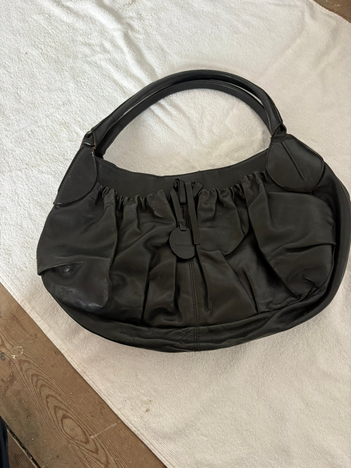 Sac Hobo Bruno Magli Cuir Noir Plissé Fait main en Italie, Enlèvement, Comme neuf, Noir, Sac à main