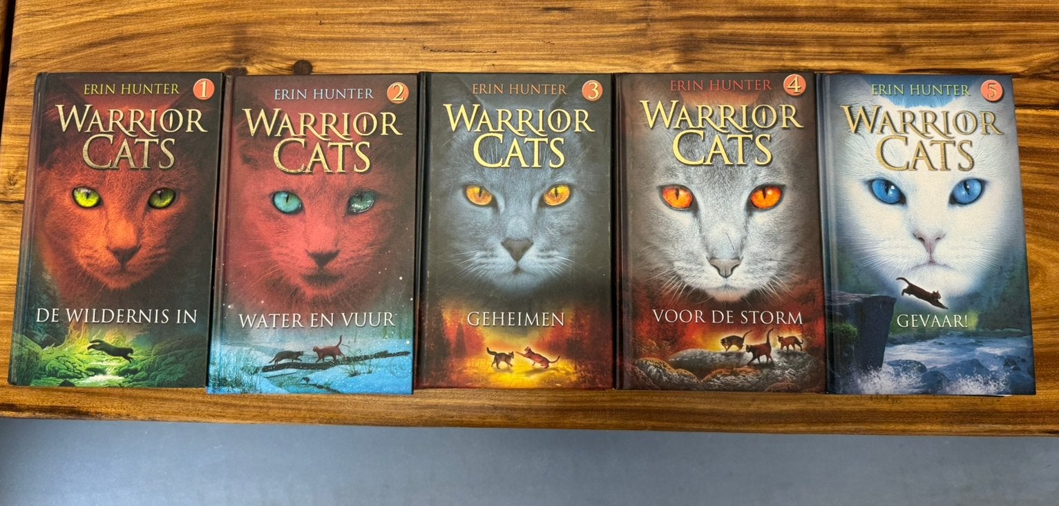 Warrior cats - Erin hunter (boek 1-5), Boeken, Fantasy, Ophalen, Zo goed als nieuw