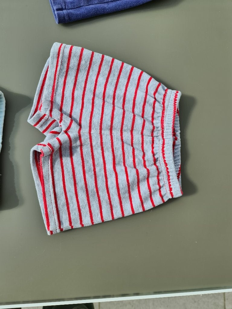 grijs met rode strepen, korte broek 74, Kinderen en Baby's, Babykleding | Maat 74, Ophalen, Zo goed als nieuw
