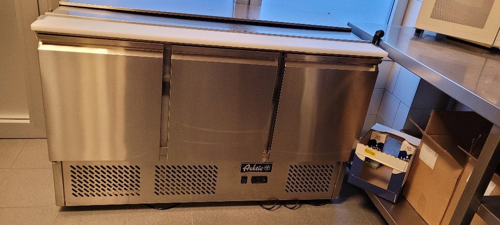 saladette met 3 deurs en koeling, Ophalen