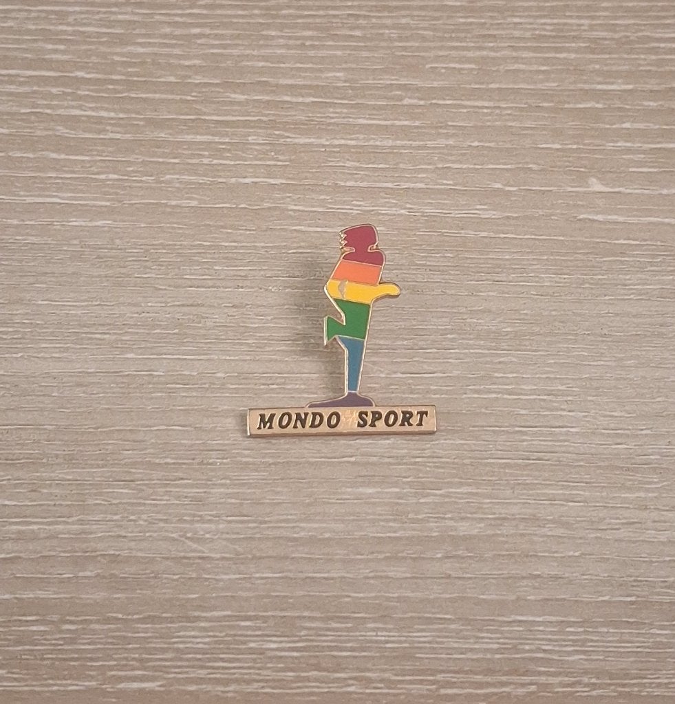 PIN - MONDO SPORT, Verzamelen, Speldjes, Pins en Buttons, Verzenden, Gebruikt, Sport, Speldje of Pin