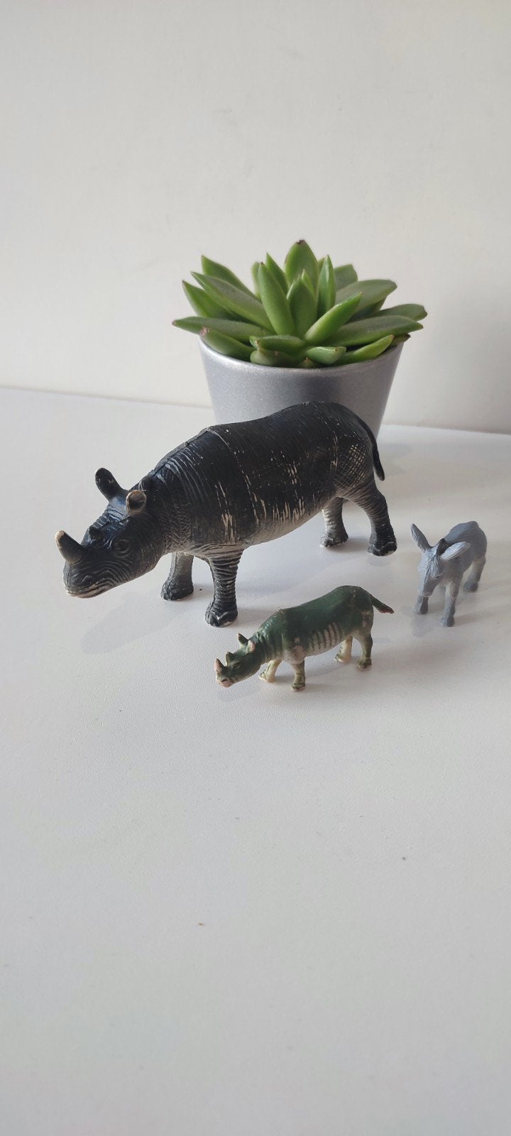 Lot de 3 figurines d’animaux – Rhinocéros + bébé + âne, Enlèvement ou Envoi, Utilisé, Animal de ferme, Autres types