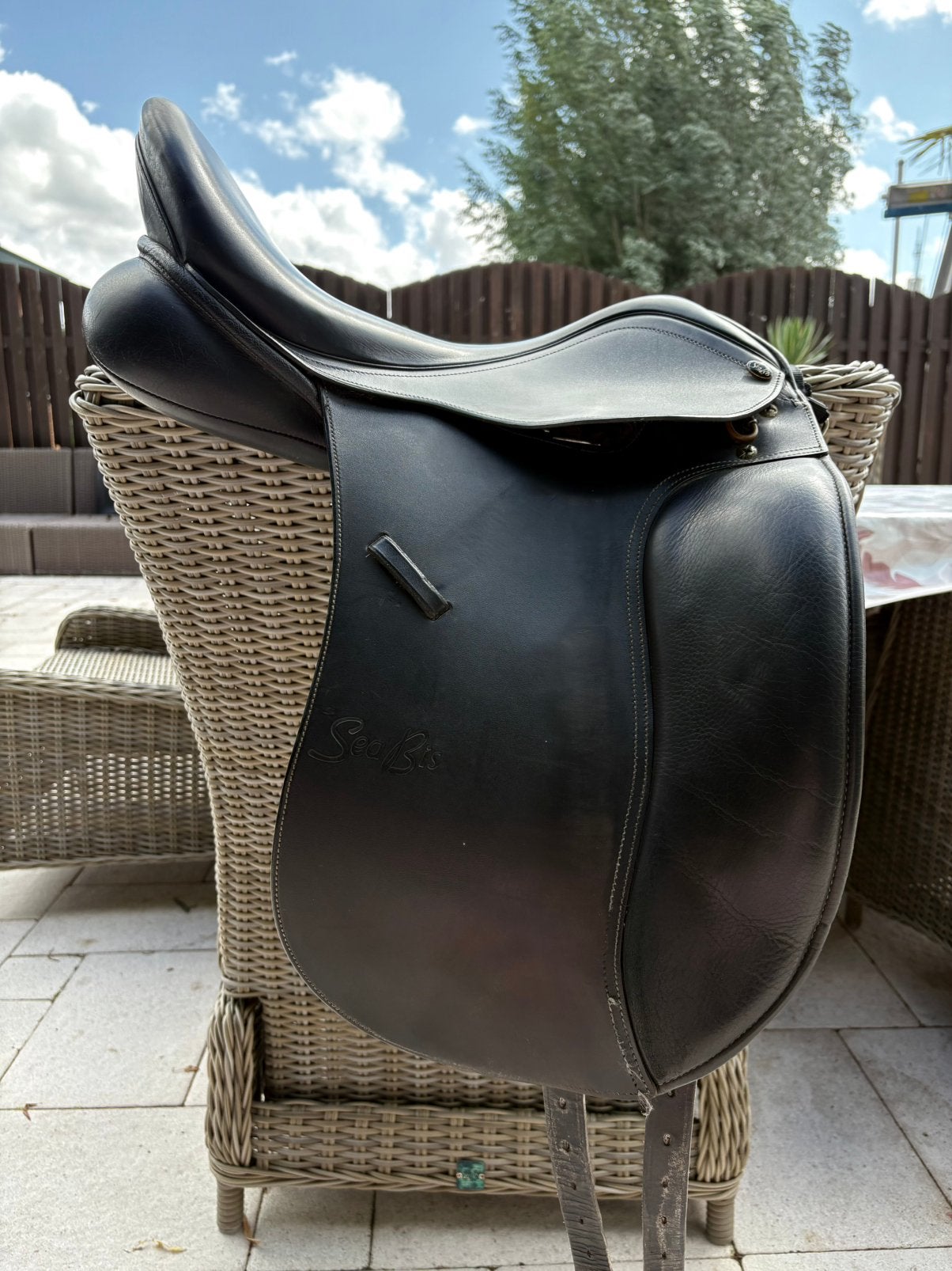 Seabis dressuurzadel, Dieren en Toebehoren, Ophalen, L (17.5 inch), Gebruikt, Dressuur