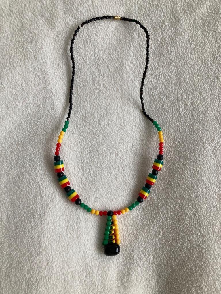 Afrikaanse halssnoer ketting met slot geel groen rood, Handtassen en Accessoires, Kettingen, Met hanger, Kunststof, Nieuw, Ophalen of Verzenden