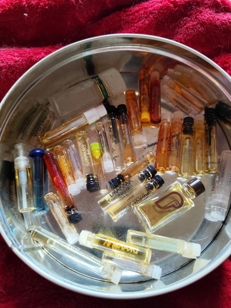 Meer dan 30 parfumminiaturen, Ophalen of Verzenden, Gebruikt, Miniatuur