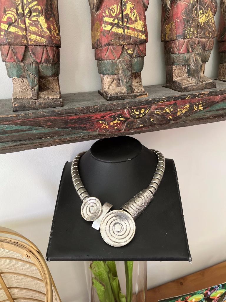 Magnifique collier ethnique en métal argenté, Bijoux, Sacs & Beauté, Enlèvement ou Envoi, Avec pendentif, Comme neuf, Autres matériaux
