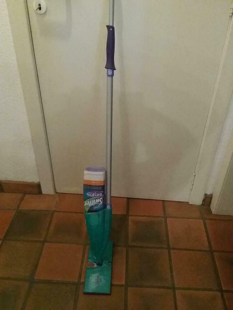 balai swiffer wetjet avec 2 produits et 14 lingettes, Enlèvement, Mop ou Serpillière