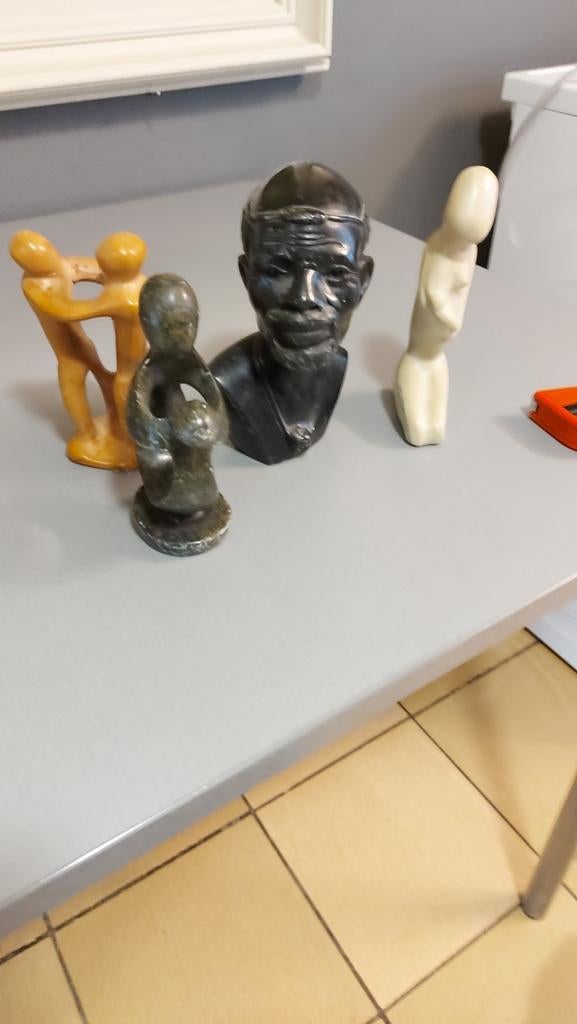 4 Afrikaanse beeldjes. Handgemaakt. 18cm hoog. Marmer, Ophalen