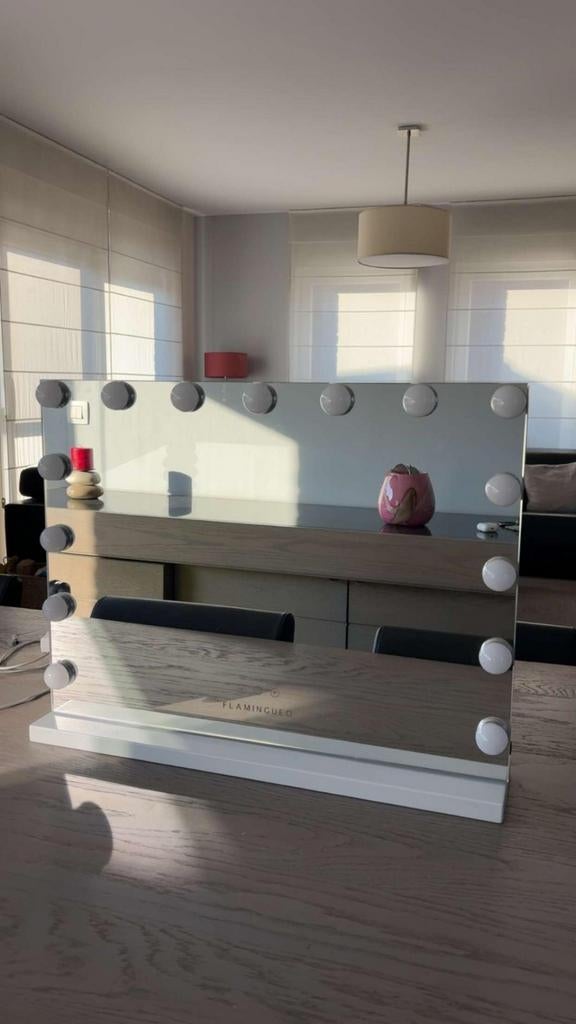 Vend miroir hollywoodien., Enlèvement