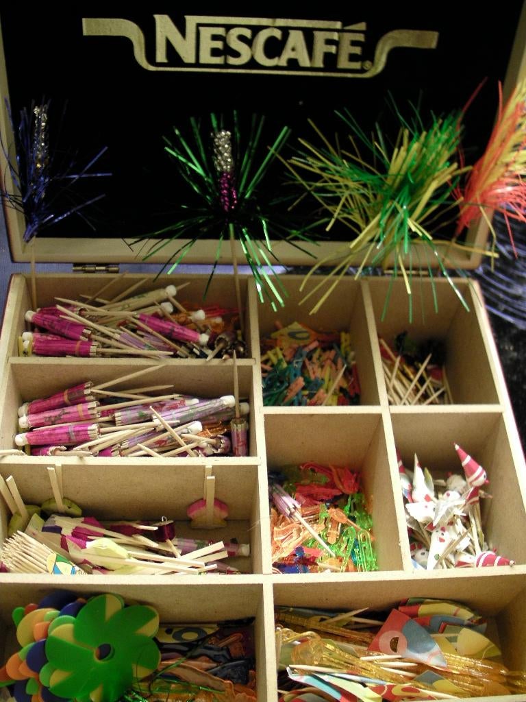 une boite pleine d'accessoire pour apéritif, Enlèvement ou Envoi, Neuf