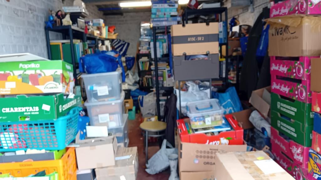 Heel garage vol spullen boeken puzzels rekken...., Diversen, Rommelmarktspullen, Ophalen, Zo goed als nieuw
