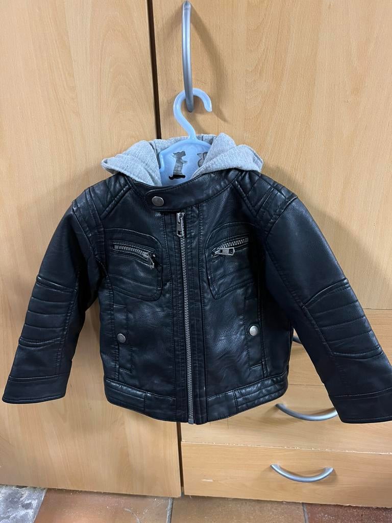 Veste en cuir pour garçon taille 92 à l'état neuf, Enfants & Bébés, Garçon, C&A, Enlèvement ou Envoi, Comme neuf