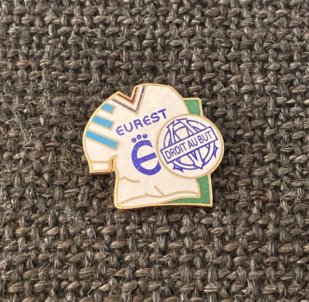 PIN - OLYMPIQUE MARSEILLE - DROIT AU BUT - VOETBAL  FOOTBALL, Envoi, Utilisé, Sport, Insigne ou Pin's