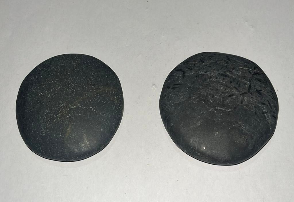 2 gladde, platte basalt keien- 94gram totaal - diam. Ca 53mm, Ophalen of Verzenden, Overige typen