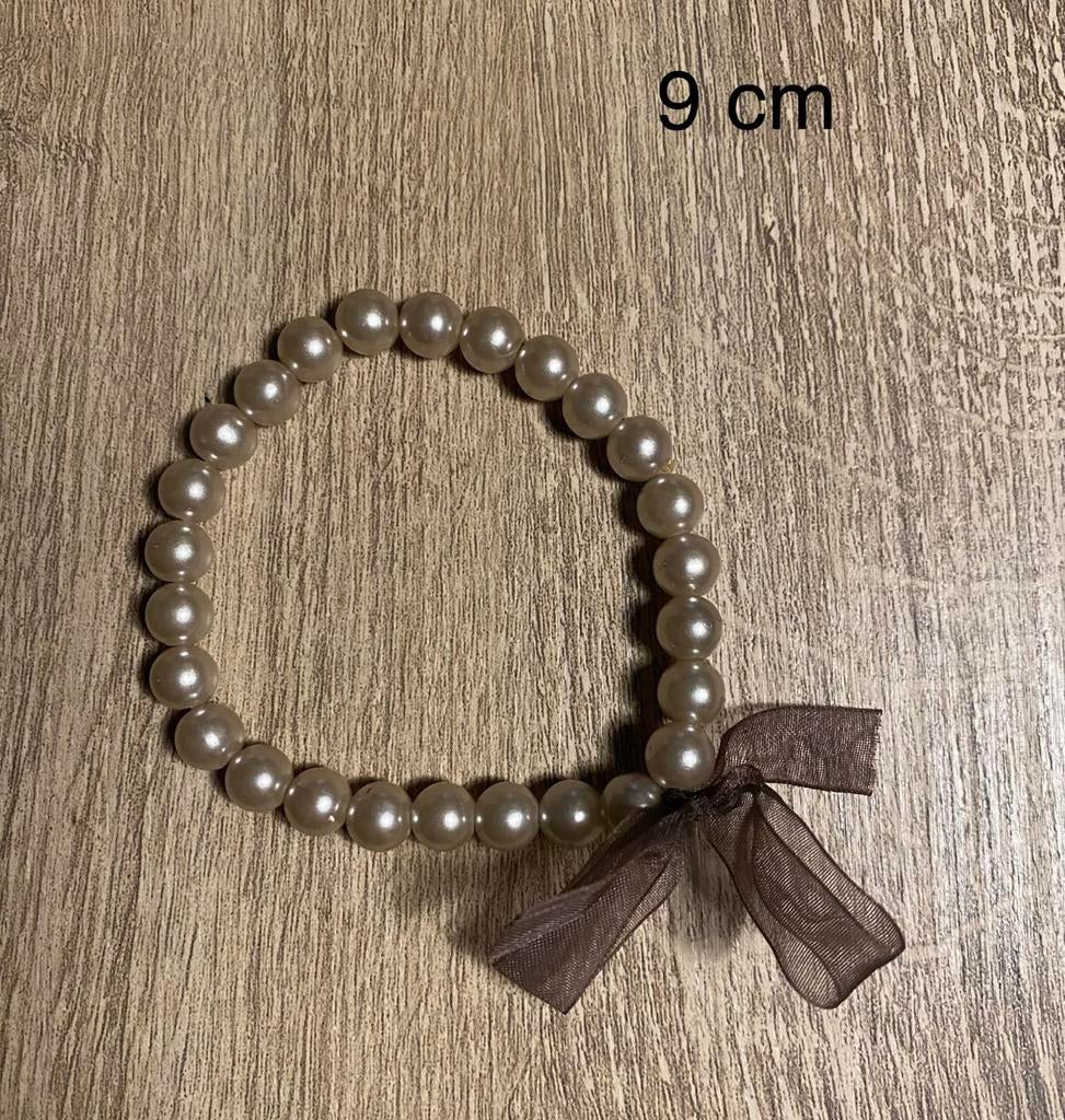 🔥 Mooie armband met pareltjes en strikje - beige/grijs, Bijoux, Sacs & Beauté, Bracelets, Enlèvement ou Envoi, Comme neuf, Beige