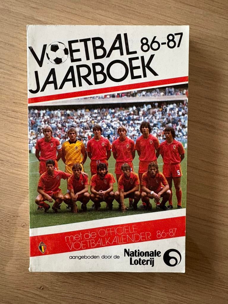 Uniek voetbal jaarboek 1986-1987, Verzamelen, Ophalen, Zo goed als nieuw, Boek of Tijdschrift