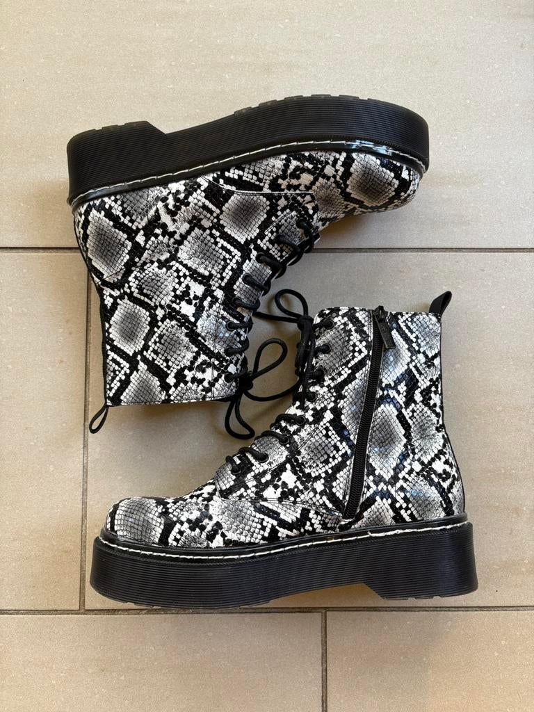 Zwart/witte enkellaarzen met slangenprint van Hailys maat 40, Kleding | Dames, Schoenen, Zwart, Lage of Enkellaarzen, Ophalen of Verzenden