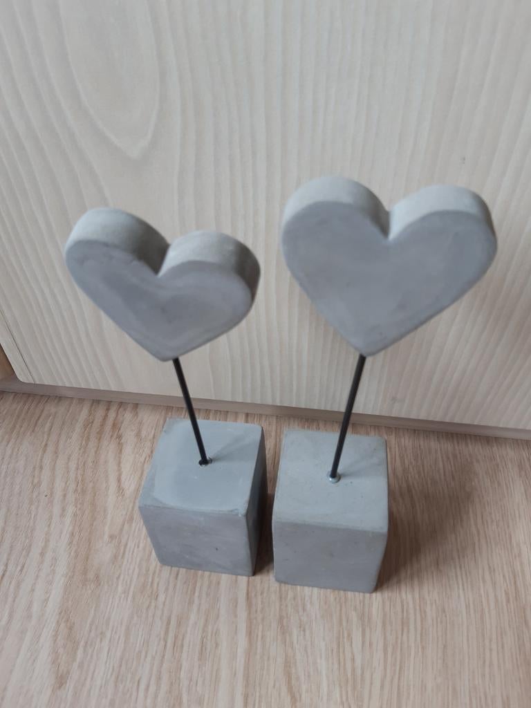 Decoratie met 2 hartjes op een stenen schacht, Ophalen, Zo goed als nieuw