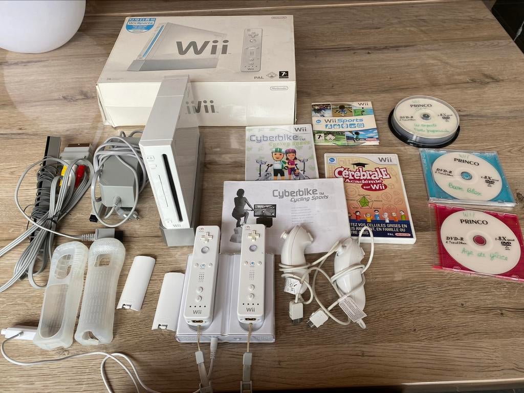 Wii Sports Bundle + cyberbike +chargeur de manettes…, Utilisé, Avec 2 manettes, Avec jeux