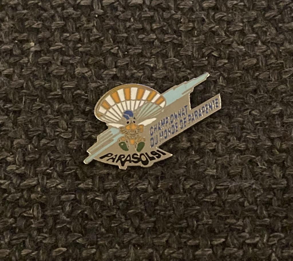 PIN - PARASOL - CHAMPIONNAT DU MONDE DE PARAPENTE, Envoi, Utilisé, Sport, Insigne ou Pin's
